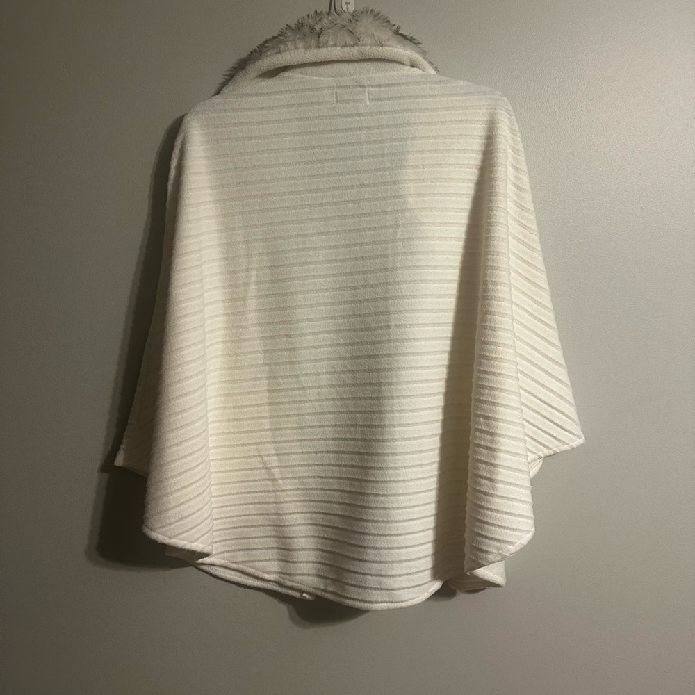 Cozy Cream Cape with Faux Fur Collar - Picture 5 of 6